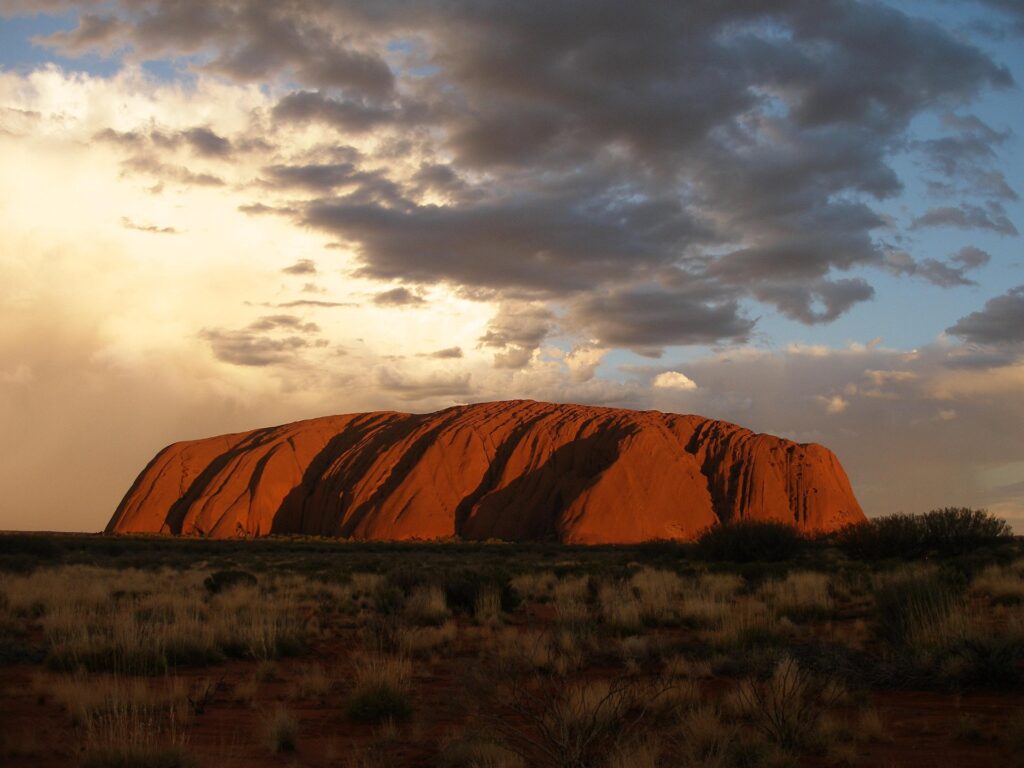 ayers-rock-1091748_1920